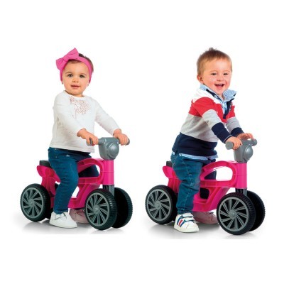 Crianças em bicicletas de equilíbrio rosa com quatro rodas sobre fundo branco