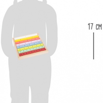 Brinquedo educativo de madeira colorida com barras numeradas, segurado por figura infantil cinzenta