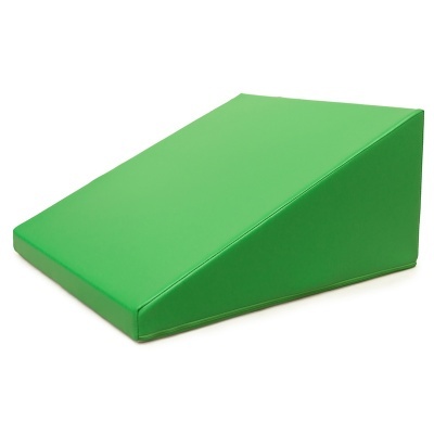 almofada triangular verde de espuma