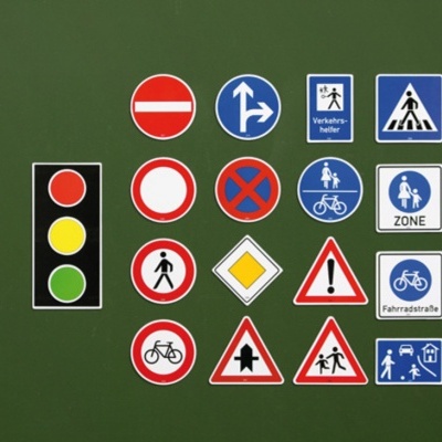 Mini sinais de trânsito variados sobre fundo verde