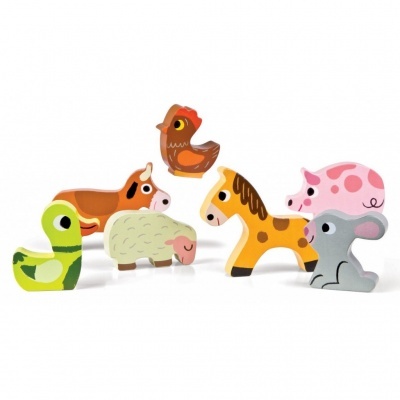 Sete figuras de animais em madeira pintada à mão sobre fundo branco