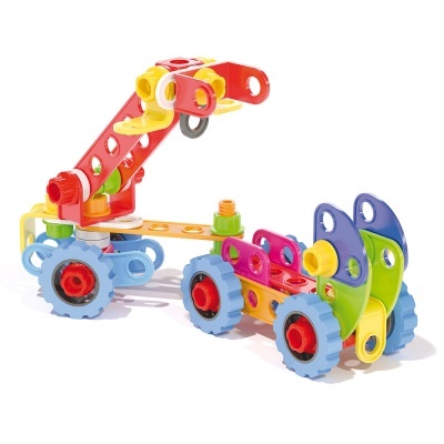 Brinquedo de montagem colorido com rodas e grua articulada