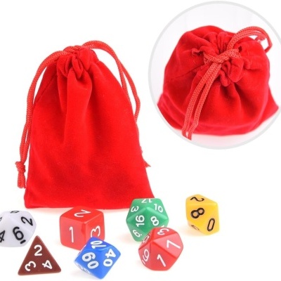Saco vermelho de veludo com seis dados coloridos de diferentes formas e cores.