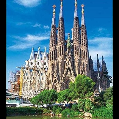 Basílica da Sagrada Família em Barcelona vista panorâmica com árvores e lago