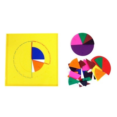 Peças coloridas de um jogo educativo em formas circulares e sectores coloridos