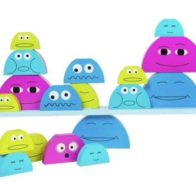 Blocos de empilhar coloridos de madeira com rostos e expressões faciais