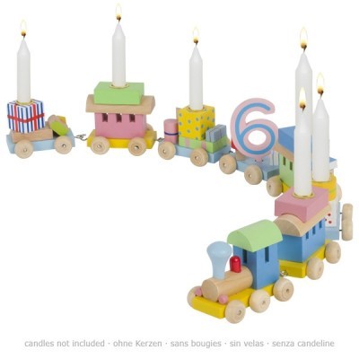Comboio de madeira colorido com velas acesas em cada carruagem