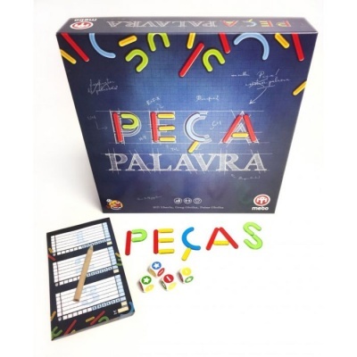 Jogo de tabuleiro Peça Palavra com letras coloridas, dados, caneta e quadro para pontuação.