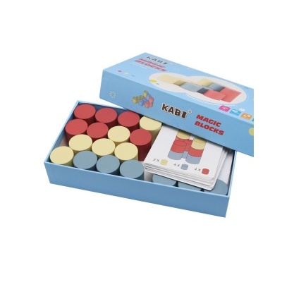 Caixa azul com blocos cilíndricos de madeira coloridos e cartas com instruções