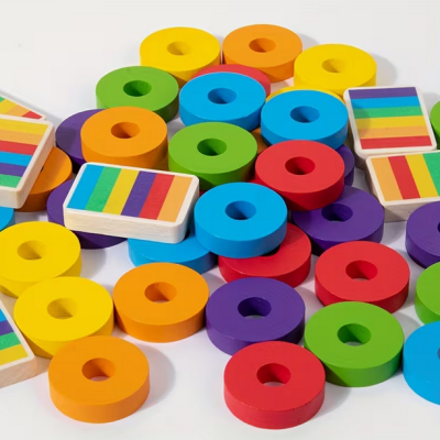 Peças de madeira coloridas em discos e blocos com riscas de cores