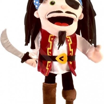 Pelucia de pirata com roupa vermelha, faixa azul e espada cinzenta