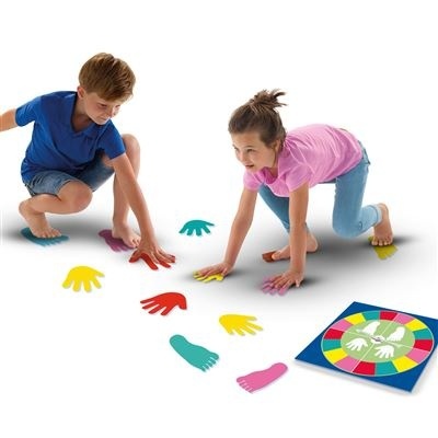 Crianças a jogar jogo de tabuleiro colorido com pegadas e mãos coloridas no chão.