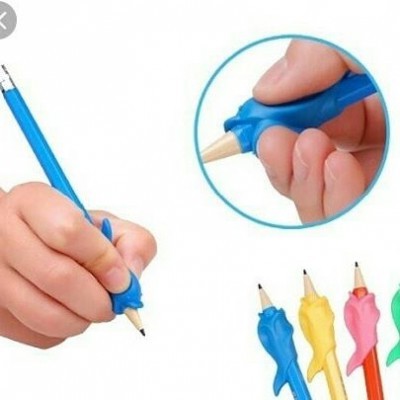 Lápis coloridos com apontadores de silicone para facilitar a pega