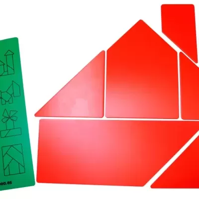 Tangram com peças vermelhas formando uma casa e cartão verde com formas desenhadas
