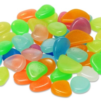 Pedras decorativas coloridas translúcidas sobre fundo branco