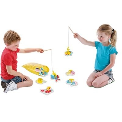 Crianças a jogar com brinquedo de pesca de madeira