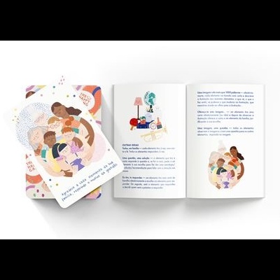 Livro infantil aberto e duas cartas ilustradas sobre fundo branco