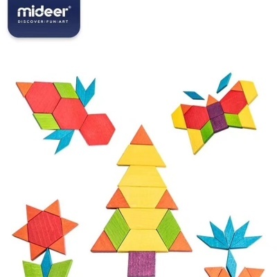 Pedaços de madeira coloridos formando figuras geométricas