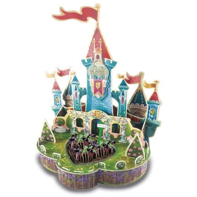Castelo de brinquedo em papel com torres azuis e vermelhas e jardim verde