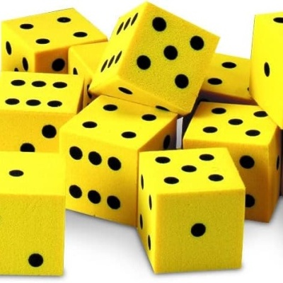 Dados amarelos com pontos pretos sobre fundo branco