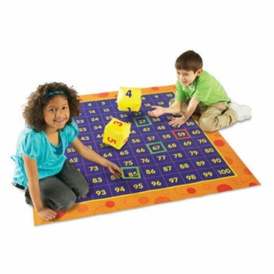 Tapete de números para crianças com dados grandes e duas crianças a jogar