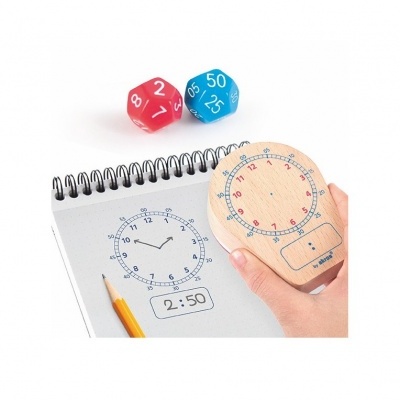 Relógio educativo de madeira com ponteiros móveis e caderno com desenho de relógio