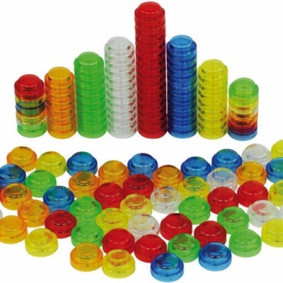 Fichas de jogo coloridas empilhadas e espalhadas