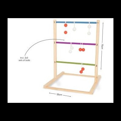 Estrutura de madeira com varetas coloridas e bolas penduradas