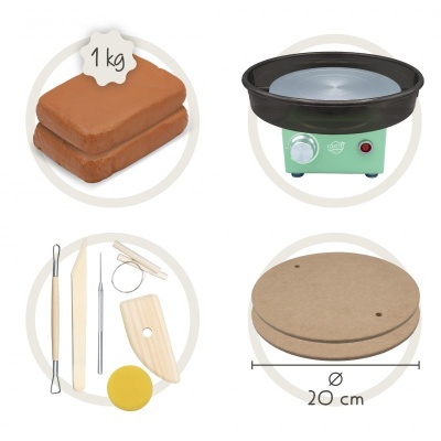 Conjunto de materiais para olaria com massa, roda elétrica, ferramentas e bases de madeira