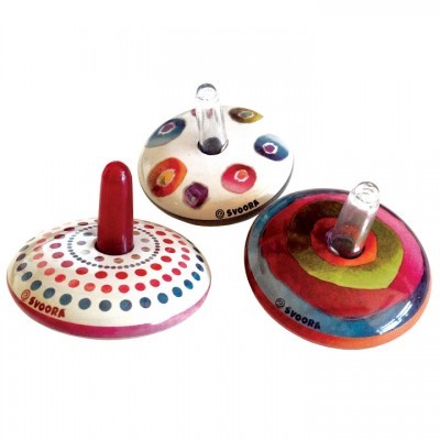 Três piões de madeira coloridos e pintados à mão com padrões distintos