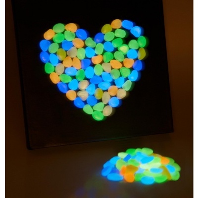 Painel com luzes LED coloridas formando um coração e reflexo em superfície