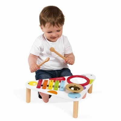 Criança a tocar xilofone colorido com barras metálicas e prato dourado