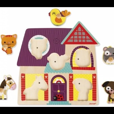 Quebra-cabeça de madeira com peças de animais para encaixar numa casa colorida