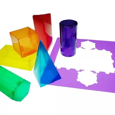 Blocos geométricos coloridos translúcidos com diferentes formas sobre base roxa