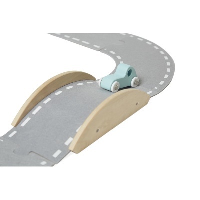 Brinquedo de estrada de madeira com carro azul e ponte