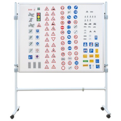 Quadro branco com sinais de trânsito coloridos num suporte metálico com rodas