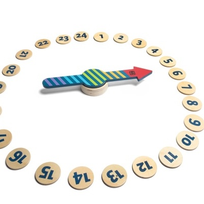 Jogo educativo de números em madeira com círculo de 1 a 24 e ponteiro colorido no centro