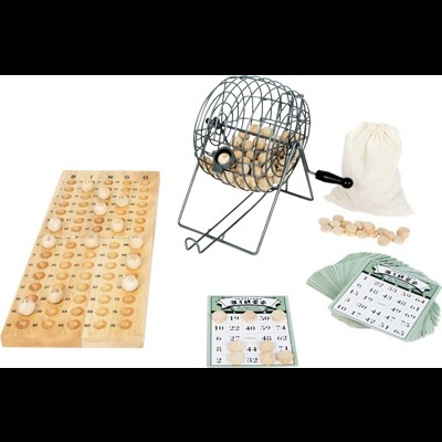 Conjunto de bingo com grelha metálica, bolas de madeira, saco branco, placas numeradas e tabuleiro de madeira.
