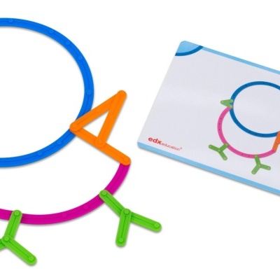 Peças plásticas coloridas para montar formas e cartão ilustrativo com desenho de pássaro.