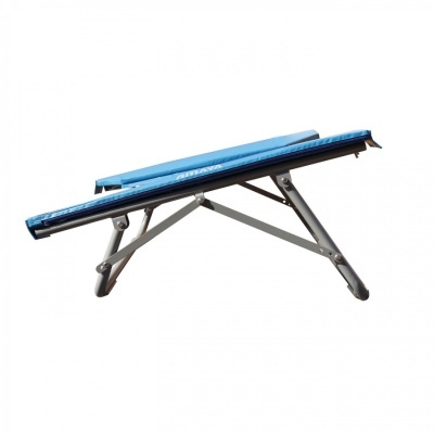 Prancha de armário de engomar azul e cinza com estrutura metálica dobrável