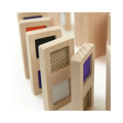 Peças retangulares de madeira com janelas de diversos materiais coloridos