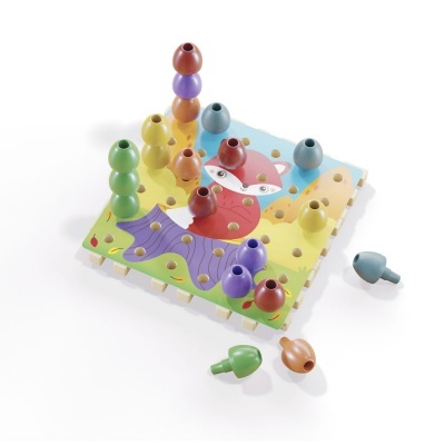 Jogo educativo de encaixe com base de madeira e peças coloridas em forma de cogumelos