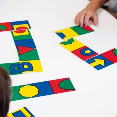 Cartas coloridas com formas geométricas sobre mesa branca