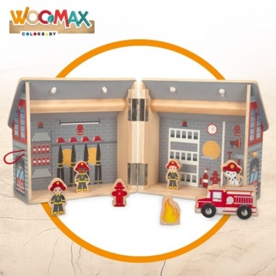 Brinquedo de madeira estação de bombeiros WOOMAX com bonecos e acessórios