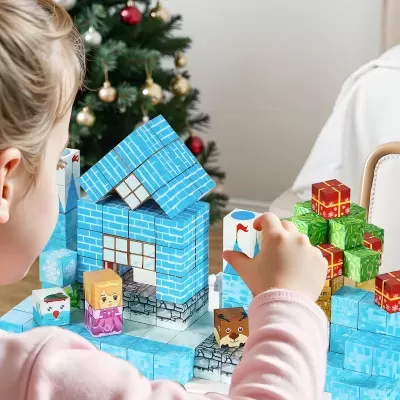 Criança a montar blocos de madeira coloridos em forma de casa junto a árvore de Natal decorada