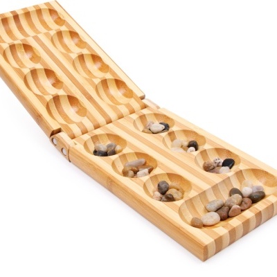 Jogo de mancala em madeira com pedras