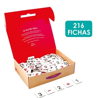Caixa aberta com 216 fichas de números e sinais matemáticos em diferentes cores