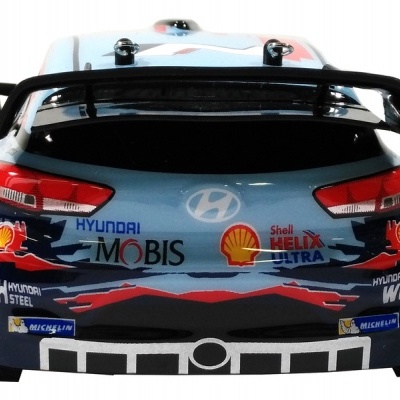 Modelo de carro desportivo com logótipos e decoração colorida