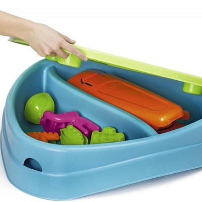 Brinquedo infantil azul com tampa verde e moldes coloridos