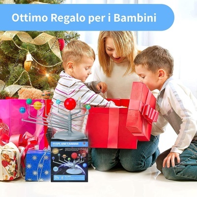 Crianças abrem caixa vermelha perto da árvore de Natal e presentes coloridos